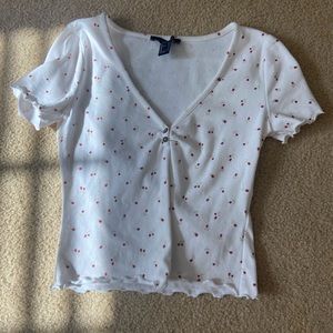 Super fun white top with roses and lettuce edge